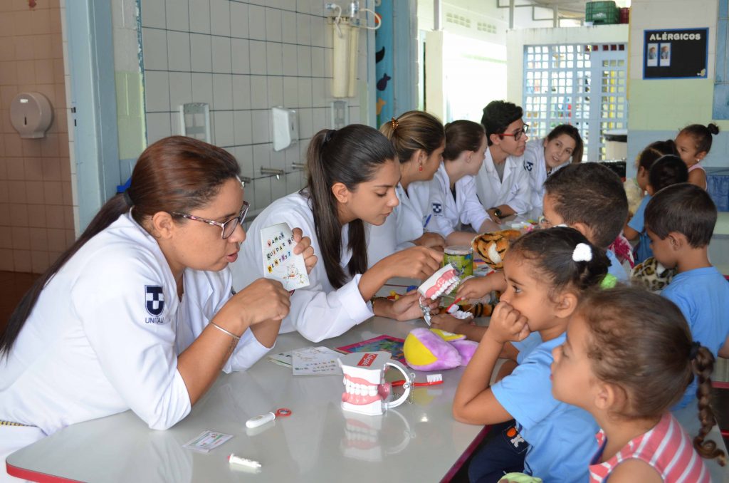 Estudantes de Enfermagem da UNITAU em atividade prática